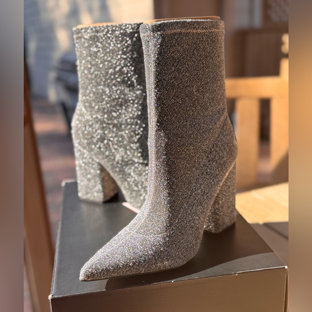 NIB Marc Fisher Larry Boots